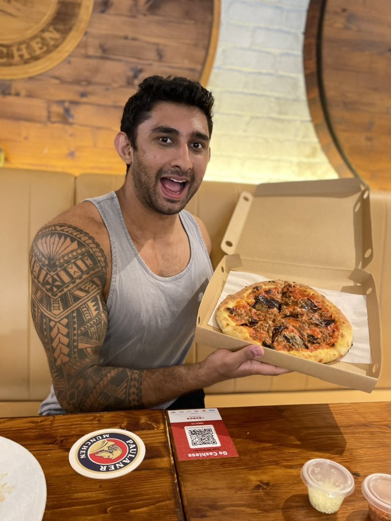 thebuffessor's tweet photo. I paid for this pizza with $SLP 

@AxieInfinity https://t.co/fRcTJlPgV1