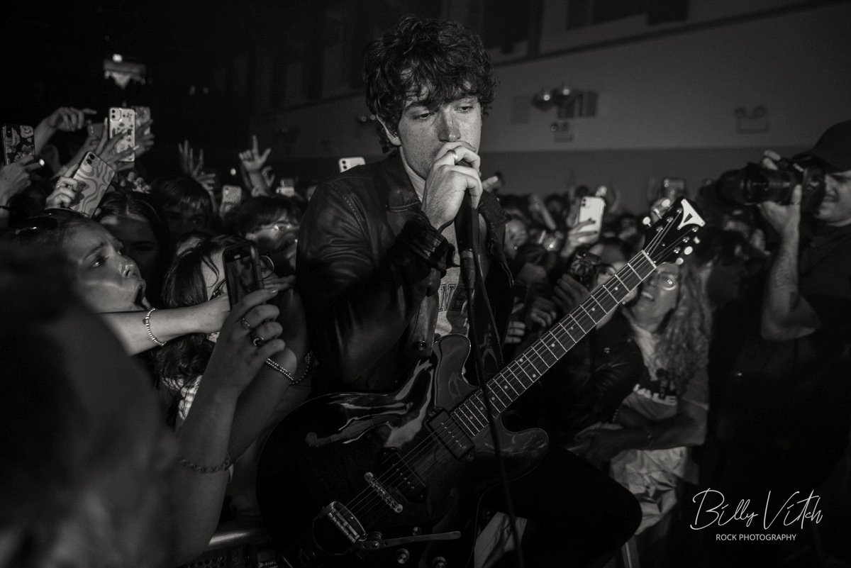 BillyVitch's tweet photo. Elijah Hewson, a force unto himself with his groundbreaking band Inhaler plus guests Wet Leg and Dylan Fraser at Liverpool Uni, Mountford HALL lastnight.

@InhalerDublin @ClubEVOL

Review out this evening @NSGmagazinelive https://t.co/rlIxyVb303