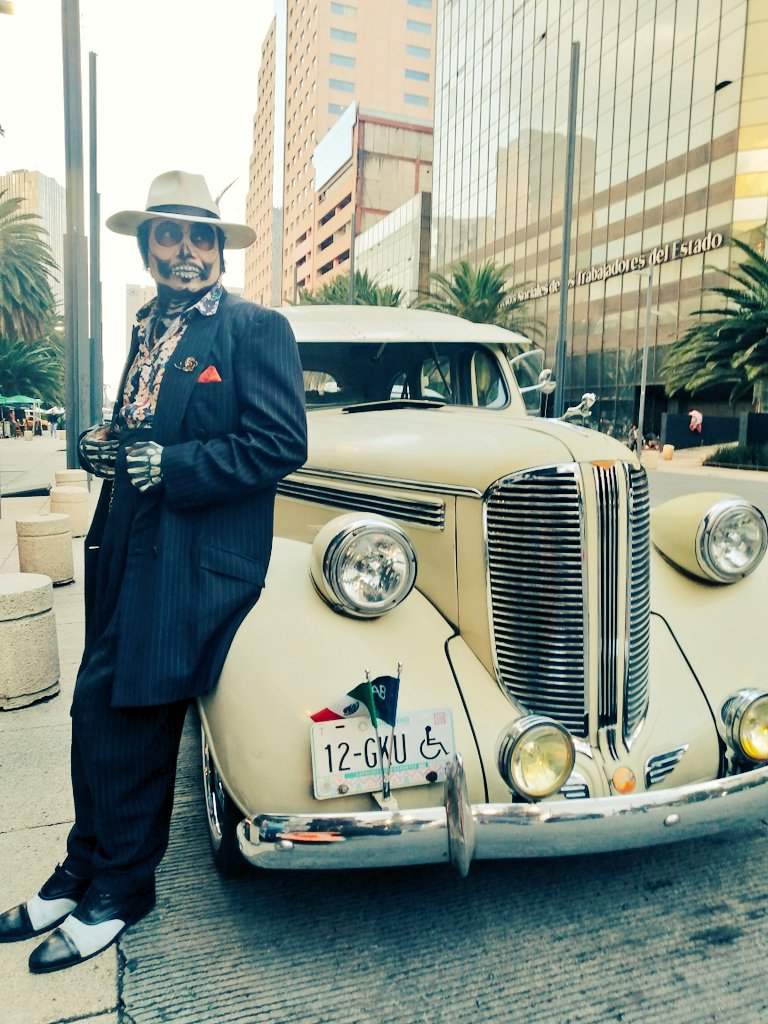 arynle03's tweet photo. Un Pachuco de hueso colorado  muy Catrín y su Catrina, hermoso automóvil, sesión fotográfica CDMX #arynle 👩🏻‍🎨📸✨🖌️ maquillaje, fotografía Ara Led https://t.co/GBwKamnnHs