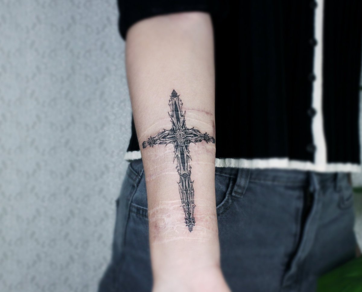 가시나무 십자가 타투 받아가주셨습니다😊 흉터커버업 및 시술부위 각도에따라 왜곡 및 발색차이가 생길수있음을 미리 안내후 시술  드렸습니다. 인스타에서 더 많은 시술사진과 도안 확인 가능하십니다 https://t.co/3Ru1Of9xgM #타투 #디폴타투 #팔타투  #십자가타투 ..., image size:1200x969