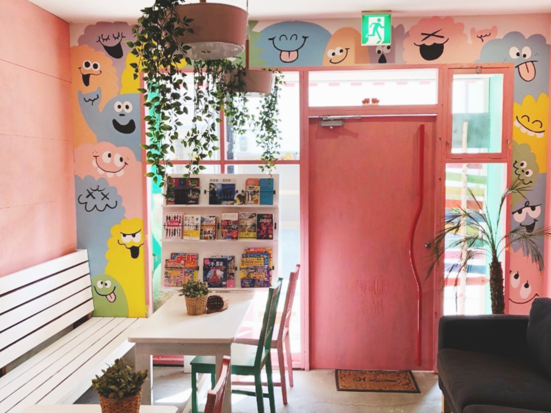 usj近くて安くて楽しくて猫なでなで出来る宿探してるならマジでゲストハウスやどまる！新規様限定割ドミトリー1泊1500円キャンペーンやってるでー🤟