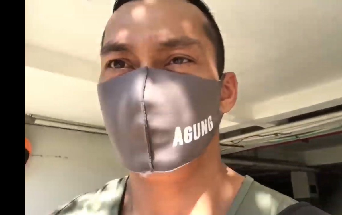 Max05513's tweet photo. Man Mask#1 Fitness trainer อินโดนีเซีย Agung กับหน้ากากสุดฟิต ตัวก็ล่ำ แน่นฟิตอยู่แล้ว หน้ากากยังรัดเข้ารูปอีก ตอนอยู่ในร่มอาจจะไม่ไรมาก พอออกแดด รูจมูก 2 รู ช่องปากเห็นครบ ขับมอไซด์ใส่หมวกกันน็อคออกไป ใครเห็นก็ก่อให้เกิดอารมณ์นำมาซึ่งอุบัติเหตุได้55 #ManMask #FitnessMask https://t.co/qfyaPikBC1