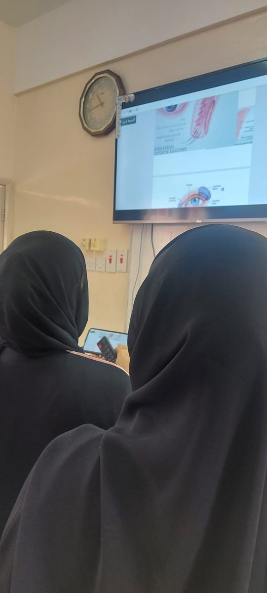 ومن جماعة العلوم تنفذ الأستاذة فخرية البلوشية مشغلا بعنوان "تفعيل الشاشة الذكية باستخدام الهاتف" لمعلمات العلوم.