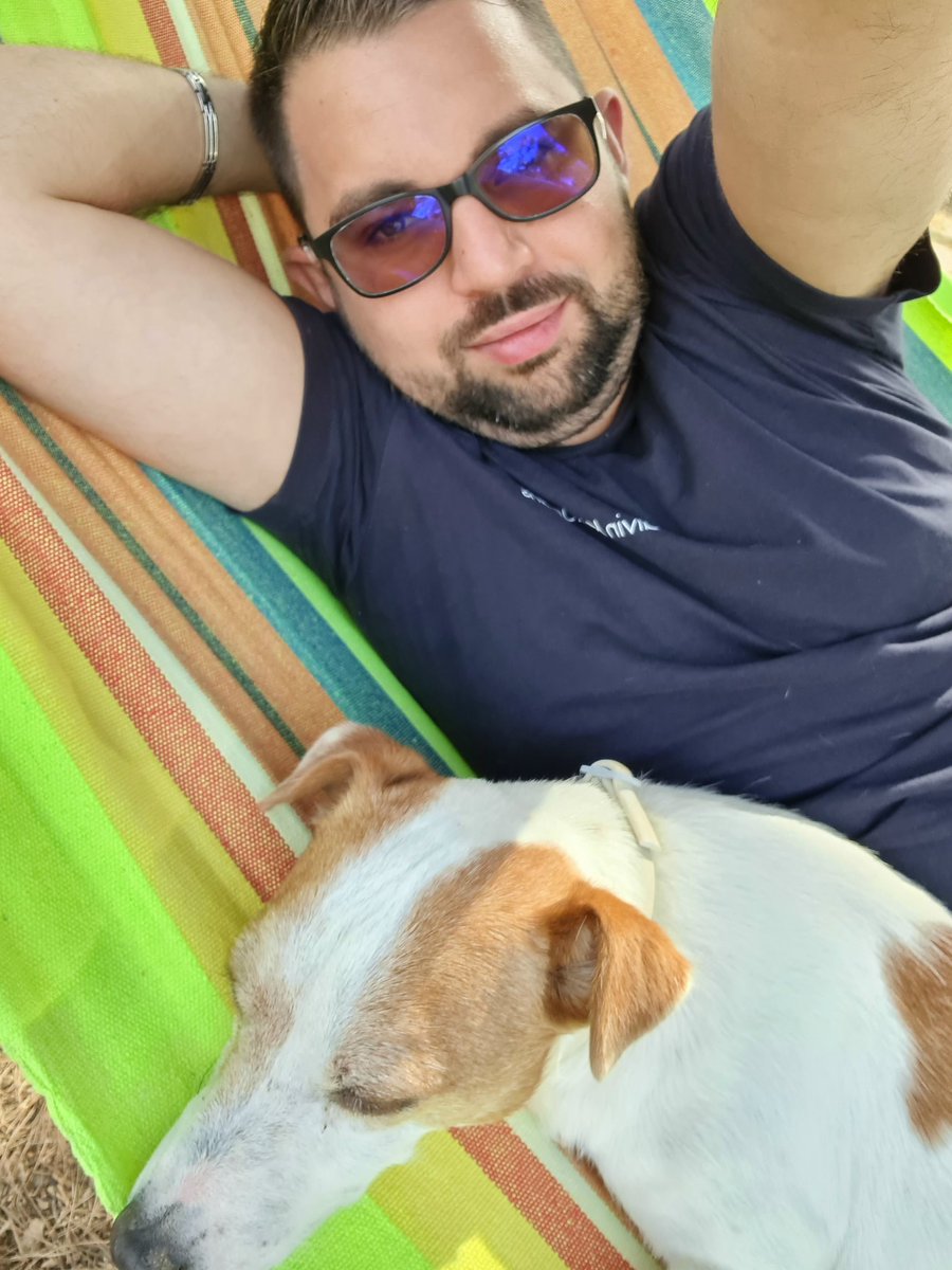 I cani sono più saggi degli uomini. Non prestano molta attenzione alle cose. Non sprecano i loro giorni accumulando proprietà. Non guastano i loro sonni preoccupandosi di come conservare gli oggetti che hanno e di come ottenere gli oggetti che non hanno. 
(Eugene O’ Neill)