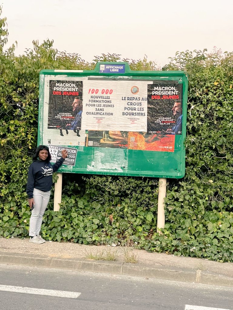 jeunesmacron34's tweet photo. 🗣 Les #JAM34 ne quittent plus le terrain ! 🚀
Hier soir, opération de collage de notre affiche : 5 saisons de plus avec @EmmanuelMacron💪
#Macron2022 pour la 🇨🇵 et 🇪🇺 #QuiFeraitMieuxQueLui ? Personne !
📝On signe sans hésiter pour #5ansdeplus avec #MacronPresidentDesJeunes https://t.co/n05Kx3whcV
