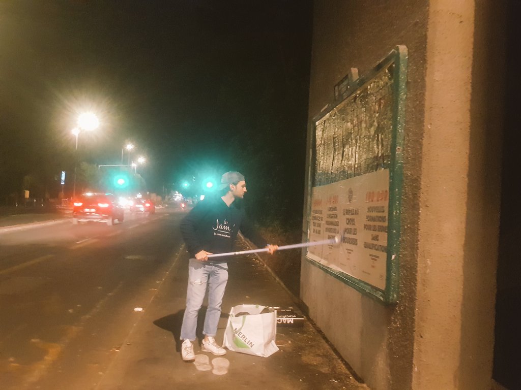 jeunesmacron34's tweet photo. 🗣 Les #JAM34 ne quittent plus le terrain ! 🚀
Hier soir, opération de collage de notre affiche : 5 saisons de plus avec @EmmanuelMacron💪
#Macron2022 pour la 🇨🇵 et 🇪🇺 #QuiFeraitMieuxQueLui ? Personne !
📝On signe sans hésiter pour #5ansdeplus avec #MacronPresidentDesJeunes https://t.co/n05Kx3whcV