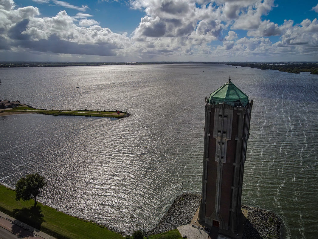 Voor wie dacht dat de Westeinderplassen een ‘plas’ was of een ‘meer’ heeft het mis. De Westeinderplassen is namelijk 7 kilometer lang, 3 kilometer breed en maximaal 4 meter diep. Daardoor is het officieel een poel.

 📷 Bram Mertens