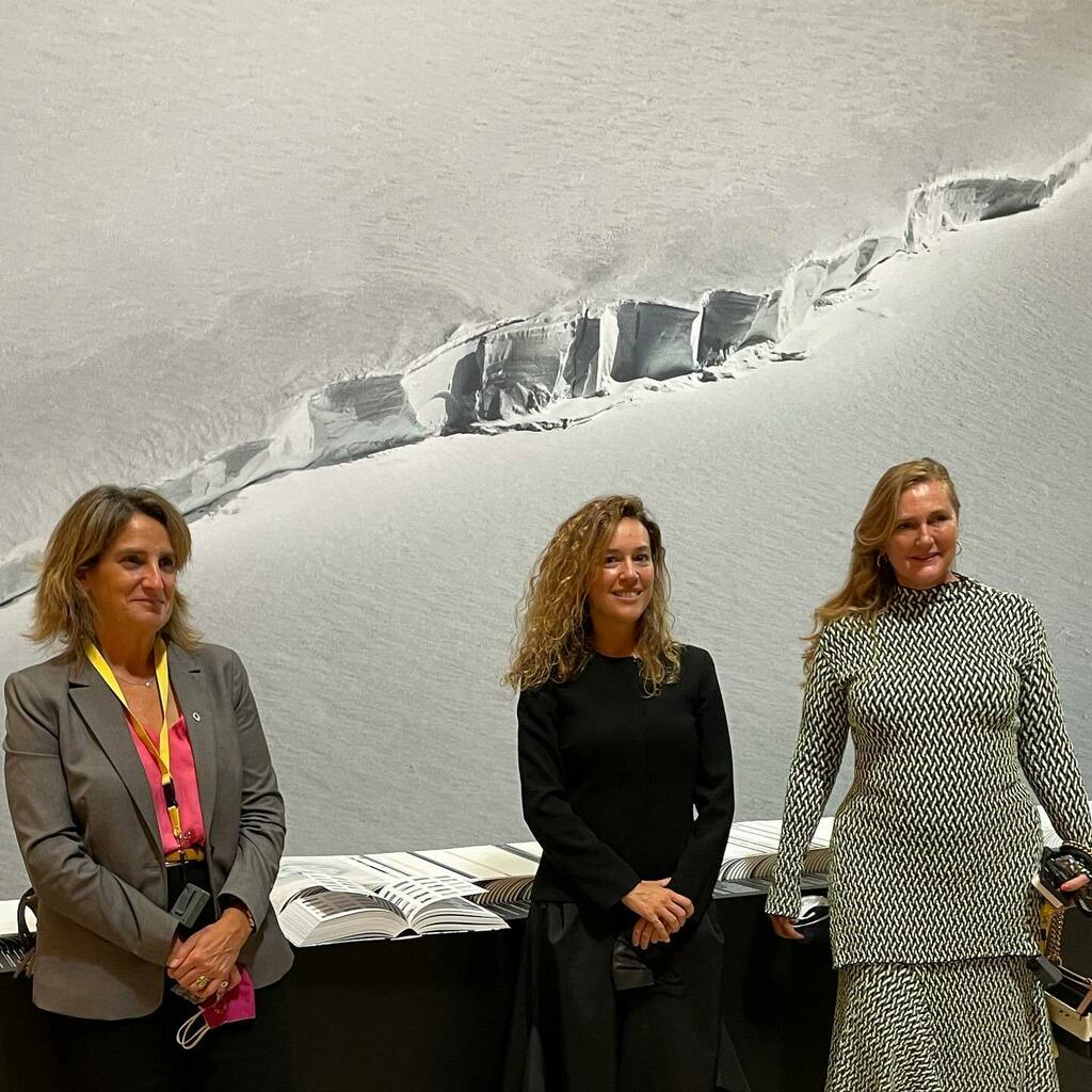 CarlosUrrozARTE's tweet image. #gracias @miteco.gob y a la Vicepresidenta #teresaribera por incluir el proyecto  #antarcticresolution @tba_21 @unless_una @giuliafoscariwr como acto final de la confererencia aniversario del #protocolodemadrid para defensa de la #antartida . El libro es… instagr.am/p/CU1tJetDARj/