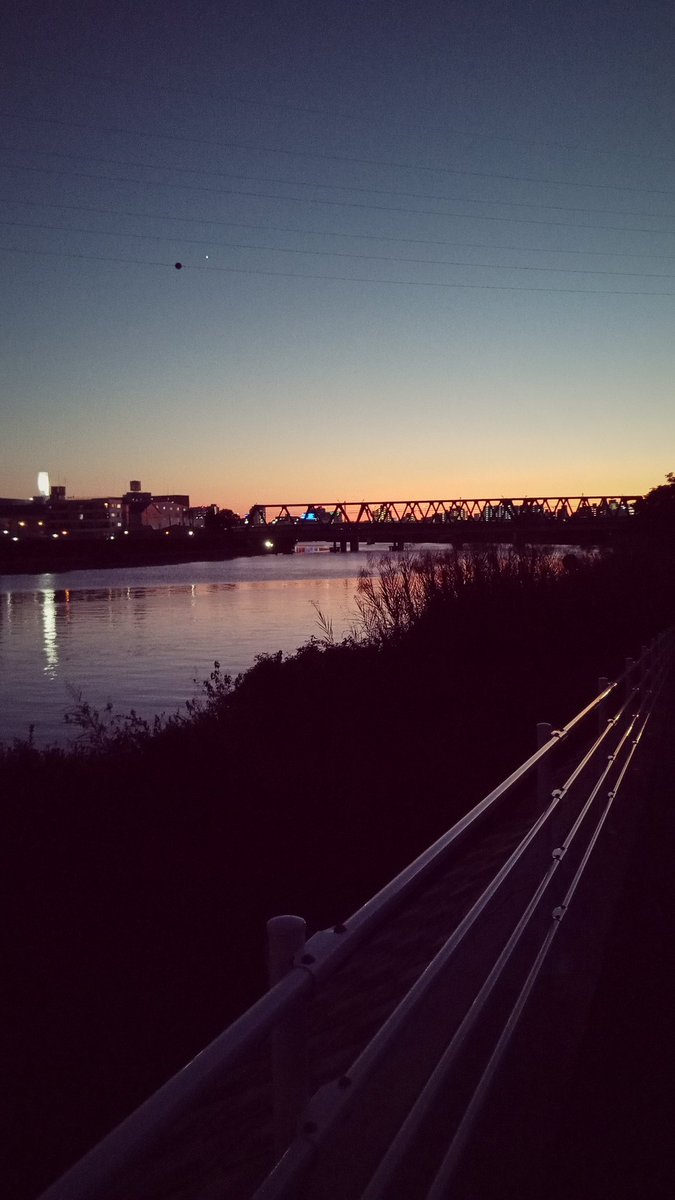 osakaronin1's tweet photo. 夕焼け https://t.co/fUSm7aPVAM