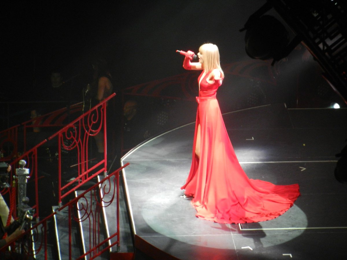 alltooalicia's tweet photo. #TheRedTour. That’s it. That’s the tweet. I miss it and I can’t wait for #RedTaylorsVersion ❤️❤️❤️❤️ https://t.co/sKSKNxcYxT