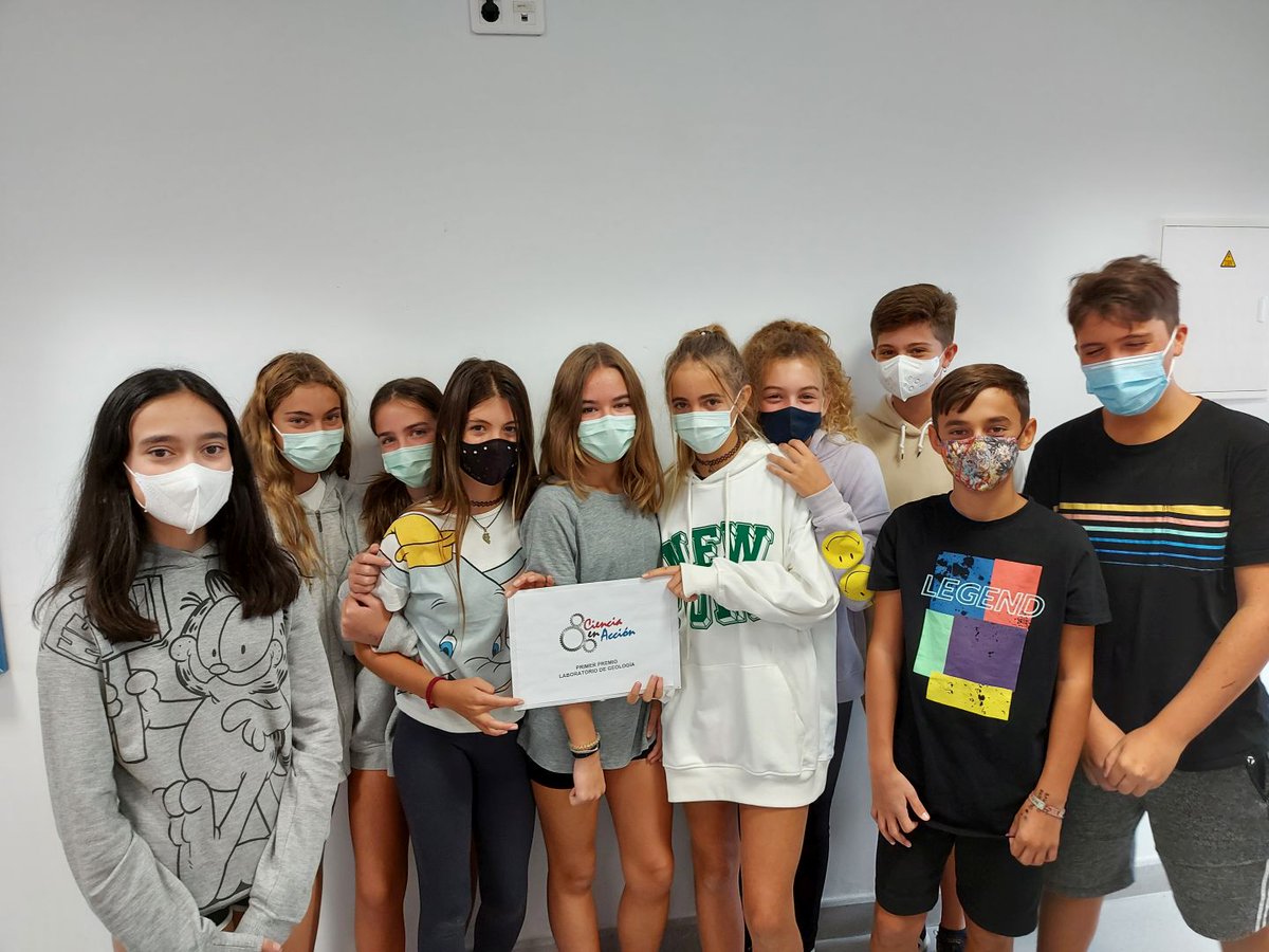 IESMarg_Salas's tweet photo. Nuestros alumn@s con su acreditación como ganadores del 1er Premio ex aequo de Laboratorio de Geología en el certamen @cienciaaccion por trabajo "Los ammonites de la biblioteca municipal" realizado con su profesor Miguel Hernández @cgeologica ¡La Geología tiene una joven cantera! https://t.co/6VSZM2zF5d