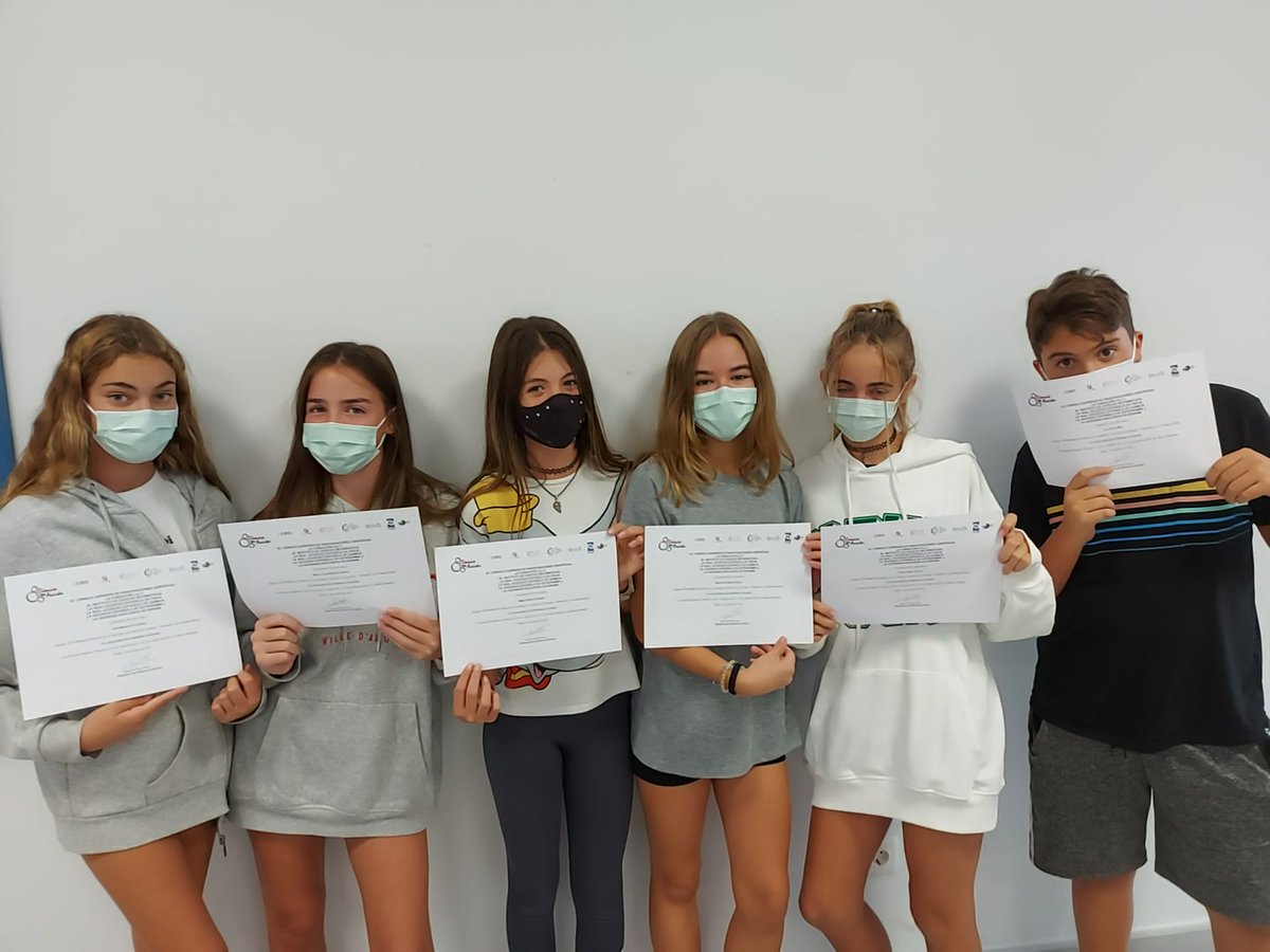 IESMarg_Salas's tweet photo. Nuestros alumn@s con su acreditación como ganadores del 1er Premio ex aequo de Laboratorio de Geología en el certamen @cienciaaccion por trabajo "Los ammonites de la biblioteca municipal" realizado con su profesor Miguel Hernández @cgeologica ¡La Geología tiene una joven cantera! https://t.co/6VSZM2zF5d