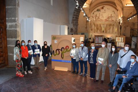 RarasReales's tweet photo. ‘#ExpressionOfHope: un compromiso con personas que conviven con #EnfermedadesRaras’ llega a #TalaveraDeLaReina. La exposición itinerante está compuesta por pinturas y fotografías de pacientes #EnfermedadDeGaucher, #MPS, #Fabry o #Pompe y familiares.
https://t.co/xHh4Gnt4SK https://t.co/sTqnwBIViR