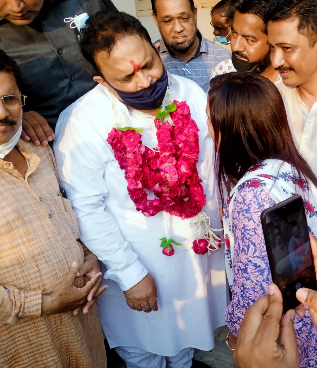 ParikhManisha1's tweet photo. Yesterday, in my area Jamalpur, in-charge of Gujarat Congress, Shri Raghu Sharmaji, Minister of Health, Government of Rajasthan, before visiting and worshiping at the historic Jagannathji Temple, he was warmly welcomed in the area. 
@RaghusharmaINC @AmitChavdaINC @INCGujarat https://t.co/sXDDVFI3EO