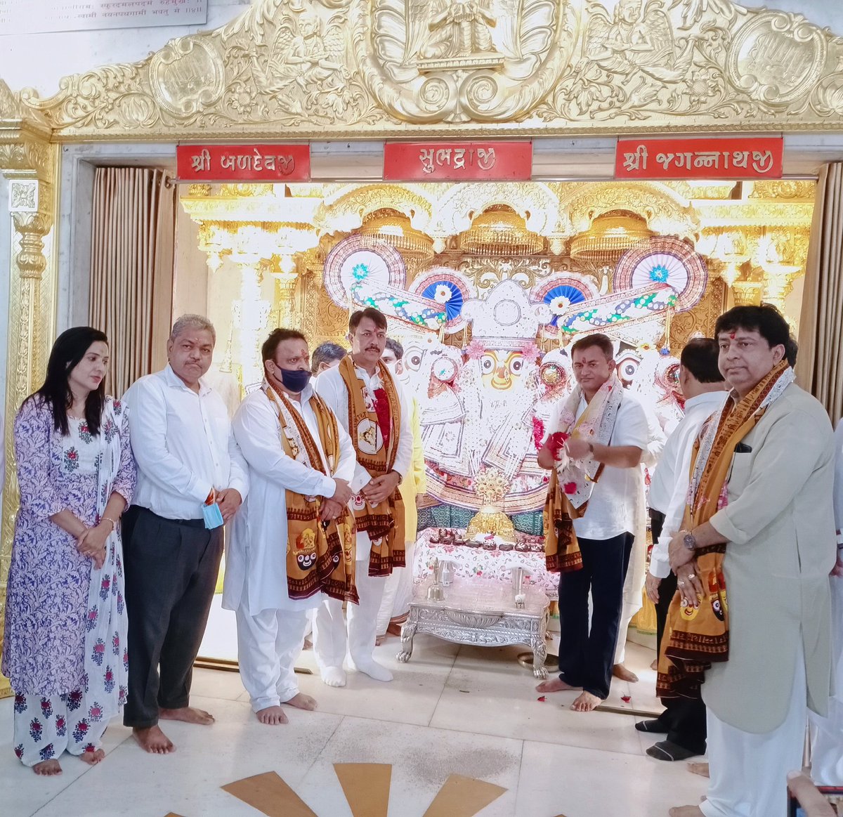 ParikhManisha1's tweet photo. Yesterday, in my area Jamalpur, in-charge of Gujarat Congress, Shri Raghu Sharmaji, Minister of Health, Government of Rajasthan, before visiting and worshiping at the historic Jagannathji Temple, he was warmly welcomed in the area. 
@RaghusharmaINC @AmitChavdaINC @INCGujarat https://t.co/sXDDVFI3EO