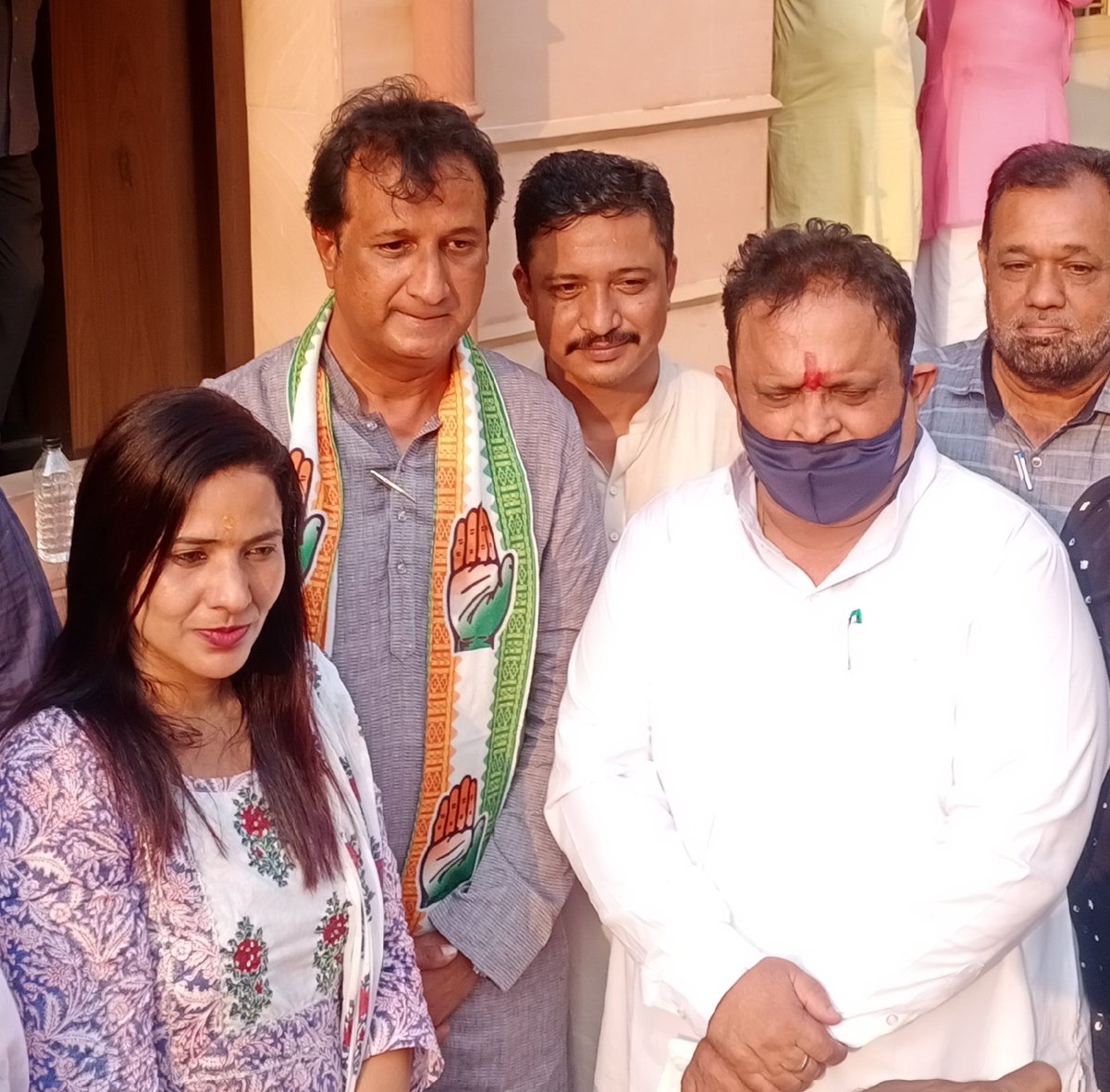 ParikhManisha1's tweet photo. Yesterday, in my area Jamalpur, in-charge of Gujarat Congress, Shri Raghu Sharmaji, Minister of Health, Government of Rajasthan, before visiting and worshiping at the historic Jagannathji Temple, he was warmly welcomed in the area. 
@RaghusharmaINC @AmitChavdaINC @INCGujarat https://t.co/sXDDVFI3EO