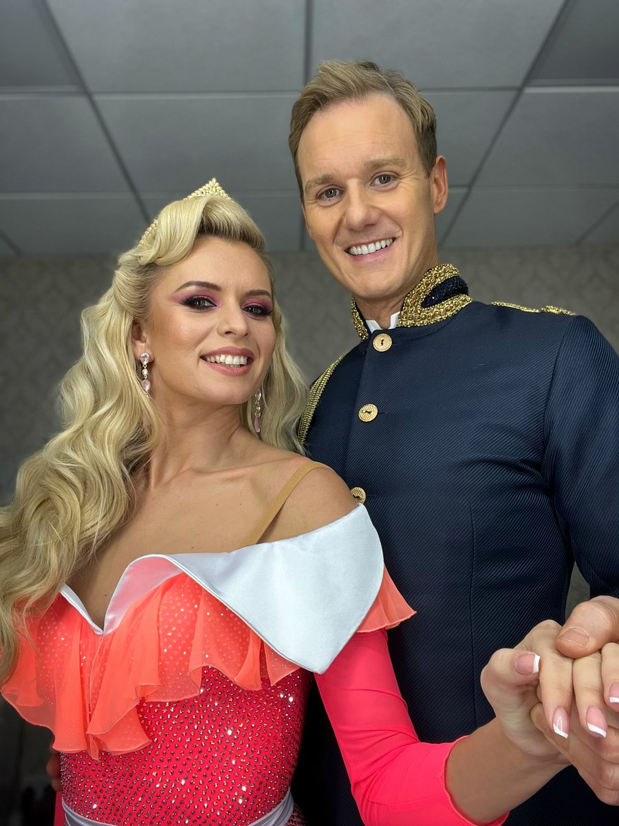 mrdanwalker's tweet photo. I just wanted to say โthank youโ for all the lovely comments yesterday. I was disappointed but Iโve loved learning to dance with @NadiyaBychkova and - whatever happens - the ACTUAL Dame Emma Thompson gave me one of her spinach falafels as I came down the stairs ๐๐๐ป
#KeepSnacking https://t.co/xaw42LdmcM