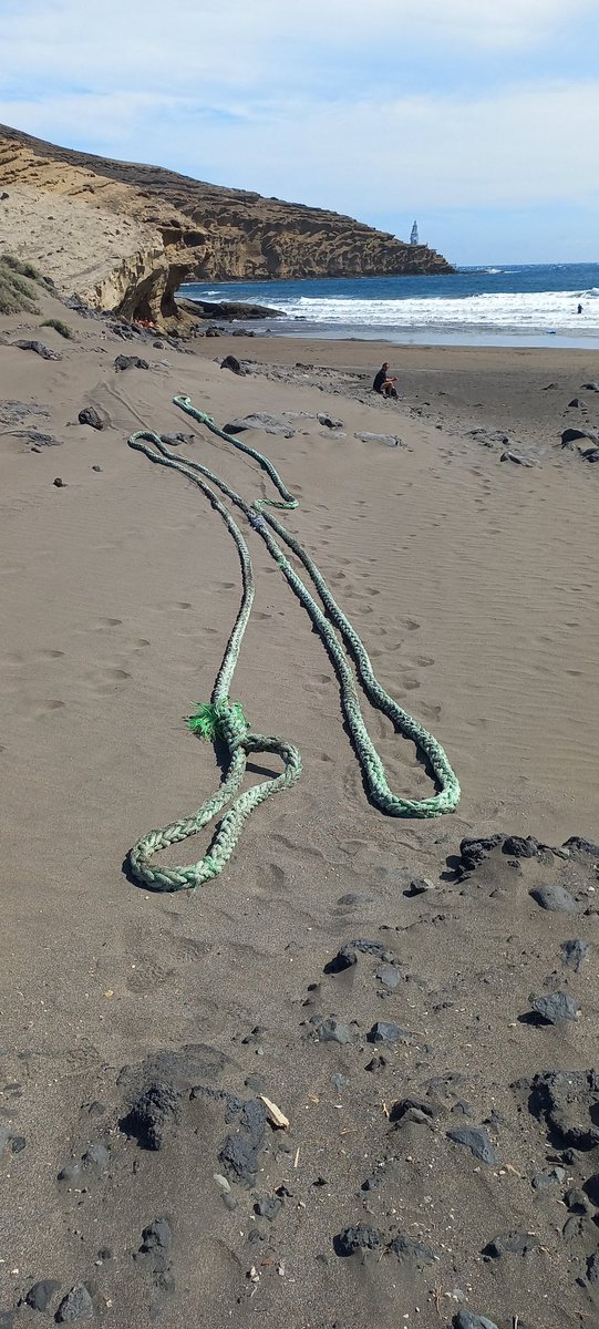 Limpieza residuos en El Porís con 114 kilos retirados y unas horas mas tarde retirados 35 metros de pesado cabo en playa de Pelada Granadilla.