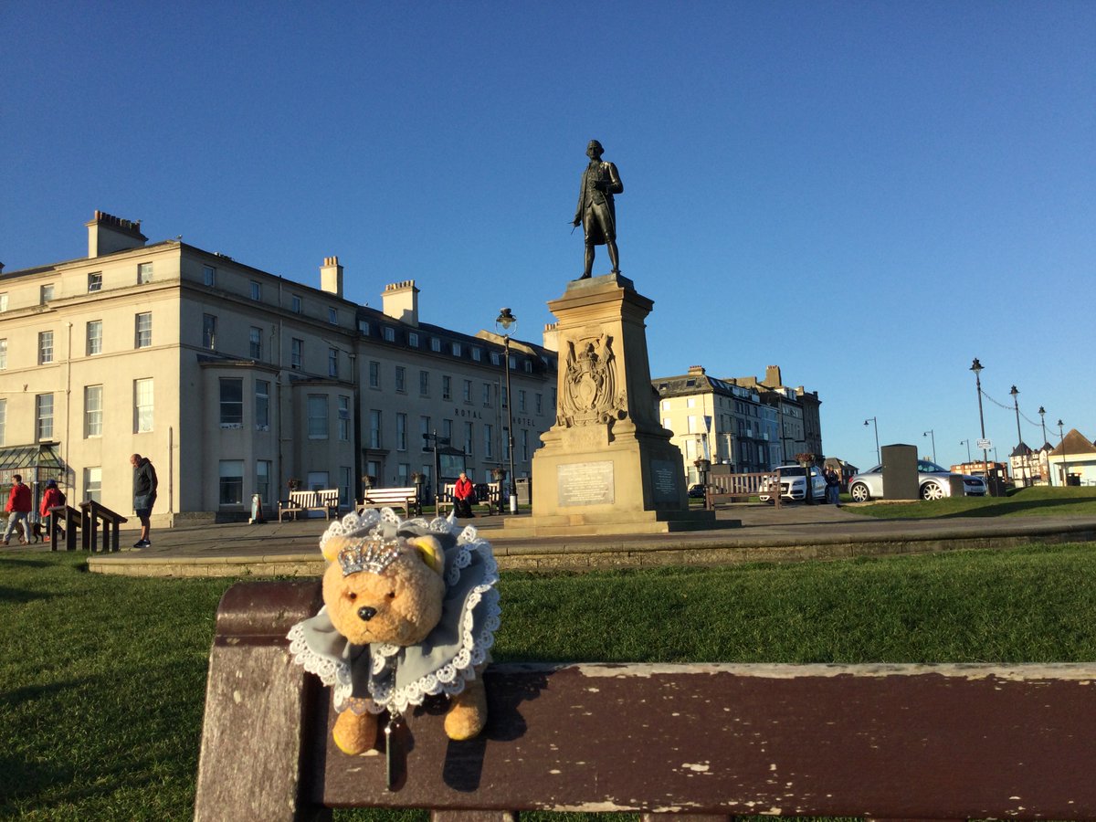 LondonChowClub's tweet photo. Gud mornin’ from #Whitby again. From clokwise left; it’s #seaview aftr #sunrise , a duck pond in Thornton-le-Dale an’ #dancing folk in #Pickering from yestaday respectivly, #CaptCook ’s statue wit’ our ‘otel’s cornr @ da bac. https://t.co/I7zNJAKUyB
