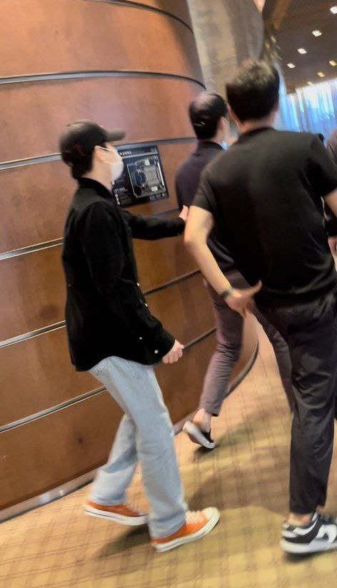 melikasooya's tweet photo. جونمیون رو به سهون: "نرو نرو اگه بری جات خالیه"
#SUHO #SEHUN https://t.co/BdmgAWp90V