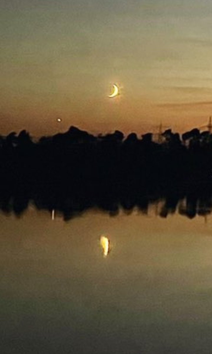 Karl_Lucid's tweet image. #Mondsichel und #Mars am Horizont in der Dämmerung eine Stunde nach Sonnenuntergang mit silhouettierter Sonnenlicht-Helligkeit refraktiert in der dunstigen Atmosphäre um 13% der Erdkrümmung und und entsprechend verkürzt reflektiert im windstillen Seewasser.
#atmosphericRefraction