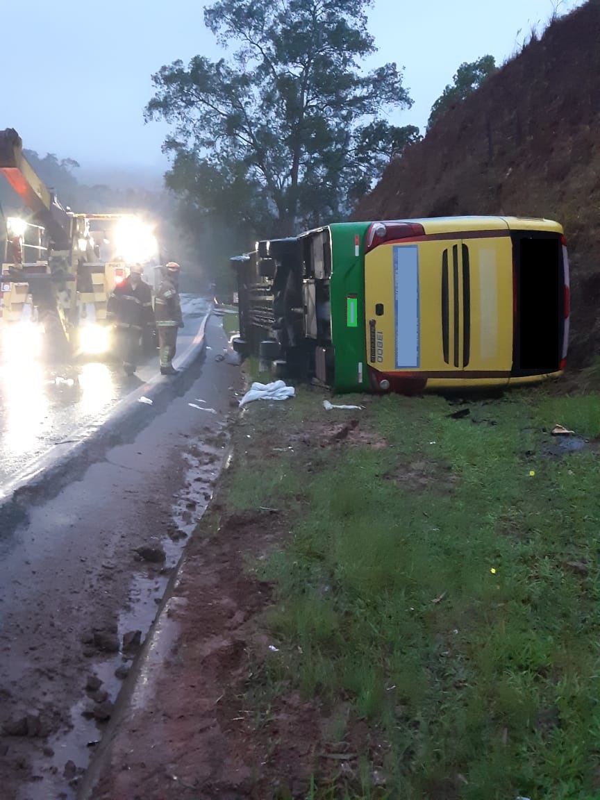 05h31- Permanecem os trabalhos no Km 755 da BR 040, em Ewbank da Câmara, após tombamento de ônibus.