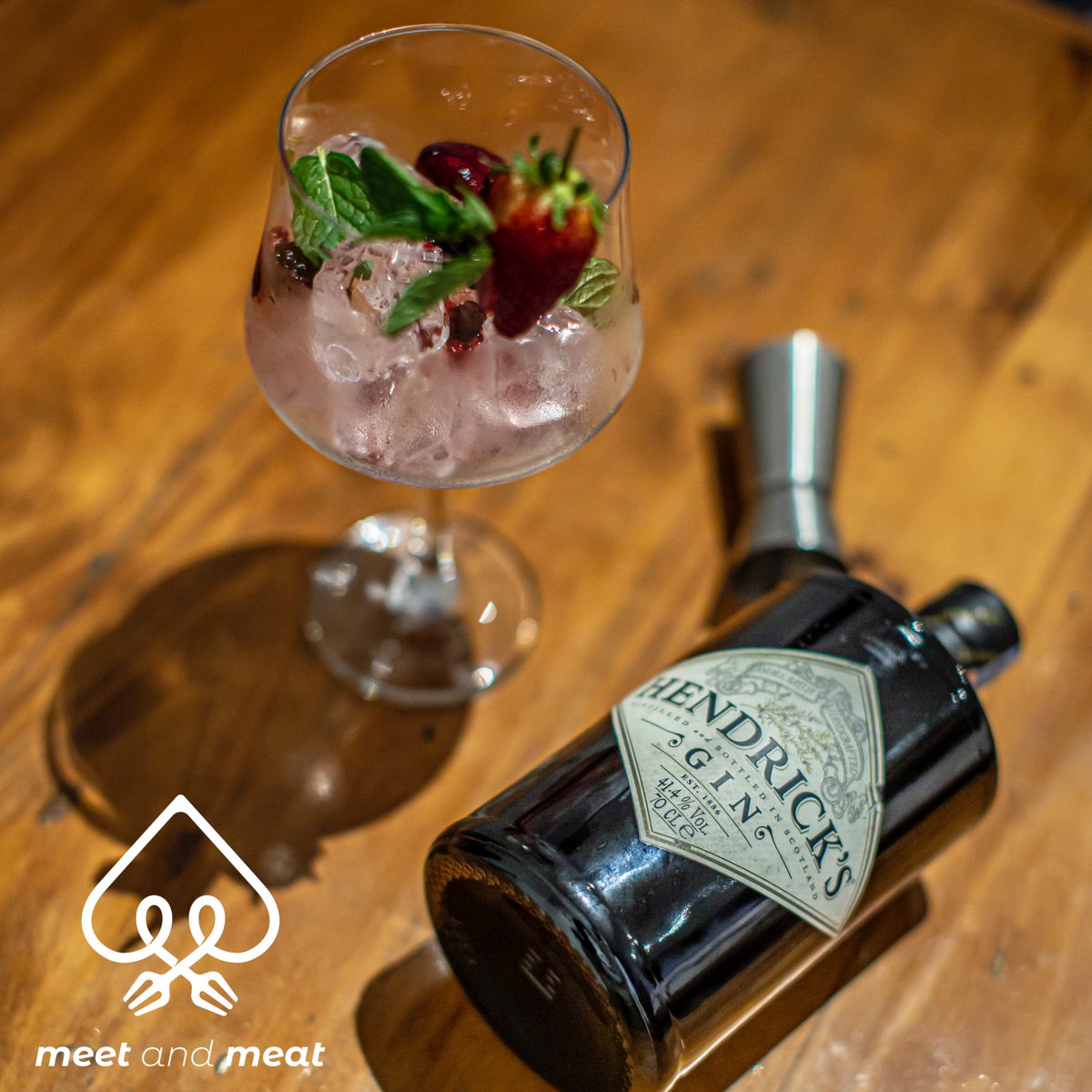 meetandmeatmz's tweet photo. Hendricks tem um aroma intenso com uma explosão inicial de botânicos crocantes e picantes harmoniosamente equilibrados com zimbro e coentro e um aroma floral profundo.e  forma alguma adstringente.

Perfeito para acompanhar uma Costelas de cordeiro da Meet and Meat 843274332 https://t.co/GTx6zguWIN