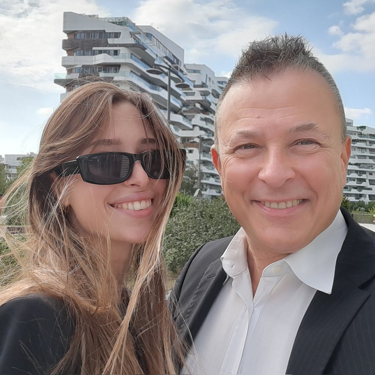 FVillanelli's tweet photo. Milano, CityLife 🥰

Con #ChiaraVillanelli https://t.co/s4AqdIDA4s