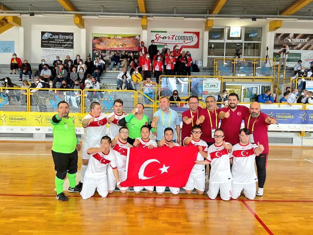 hamzayerlikaya's tweet photo. Harikasınız çocuklar🏆🇹🇷

Down Sendromlular Futsal Milli Takımımız, Portekiz'i 6-0 mağlup ederek Avrupa şampiyonu oldu👏 https://t.co/xZ9Yt6g4Nl