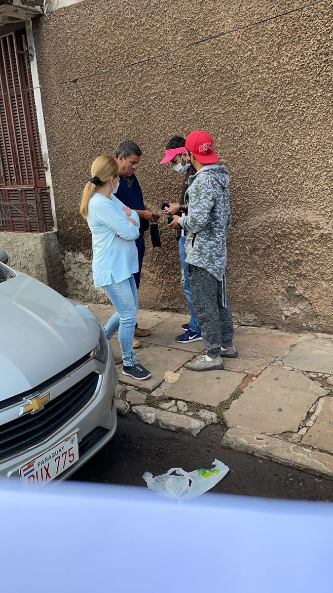 dracarolina2023's tweet photo. Toda Asunción en una sola imagen... Vereda rota, basura, auto mal estacionado, compra de votos, abandono... Esto tiene que terminar alguna vez https://t.co/g6KBYgwBBc