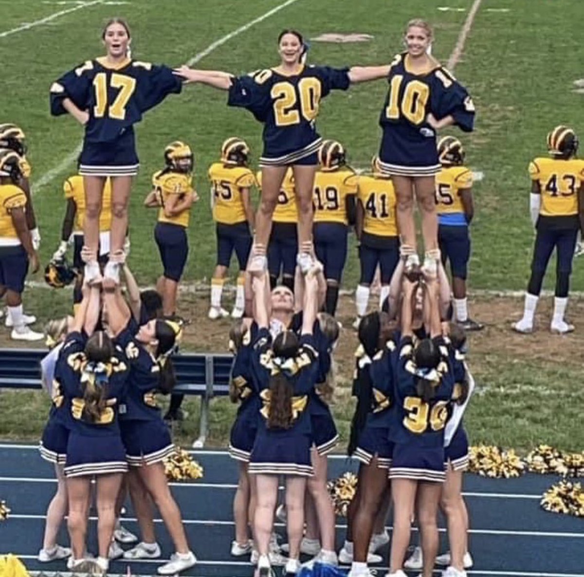 ⅅᎯᏇℕ ᏇℋℐᏆℰ tweet media