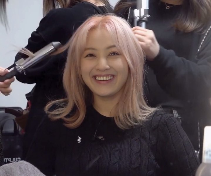 JIHYOLOOKS's tweet photo. real life disney princess https://t.co/PwnV01d8Bb