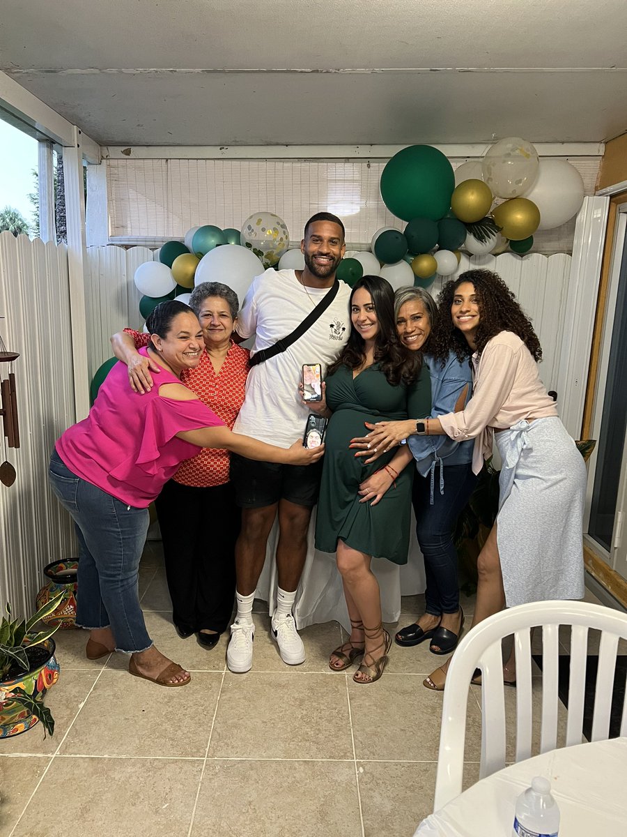 sleepygirrrl07's tweet photo. My heart is so happy 🥰 I didn't take pictures with my family, but I did with my extended ones https://t.co/NfwY87kVtO