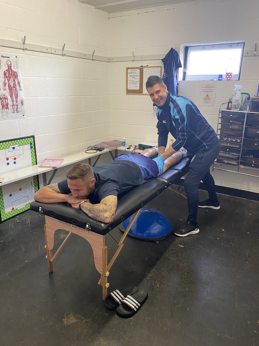 Yorkshire Physio @themobilephys earning his money before the lads go out…. <a href="/tomgreaves85/">Tom Greaves</a> is the lucky recipient 🧘