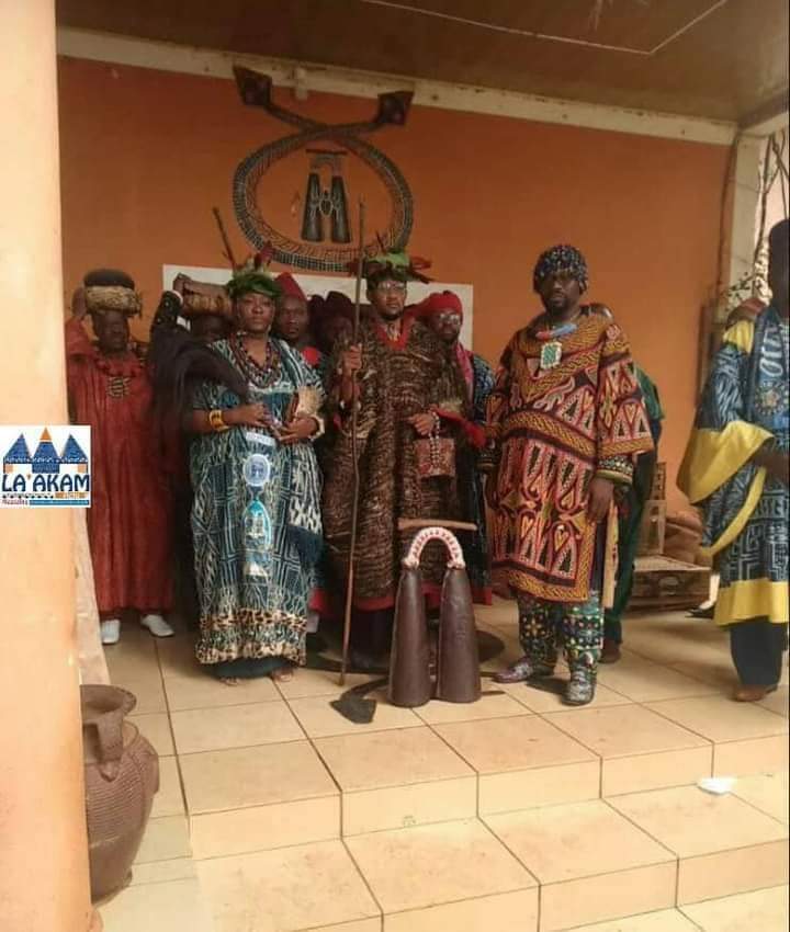 MinouChrystayl's tweet photo. Elle s'appelle  MAMBOUNE MOMAFON RABIATOU MBOMBO NJOYA, co héritière ou vice Sultan du roi nabil.

La féministe que je suis aime cette visibilité de la femme dans les sphères du pouvoir traditionnel. https://t.co/BYhVZoTap0