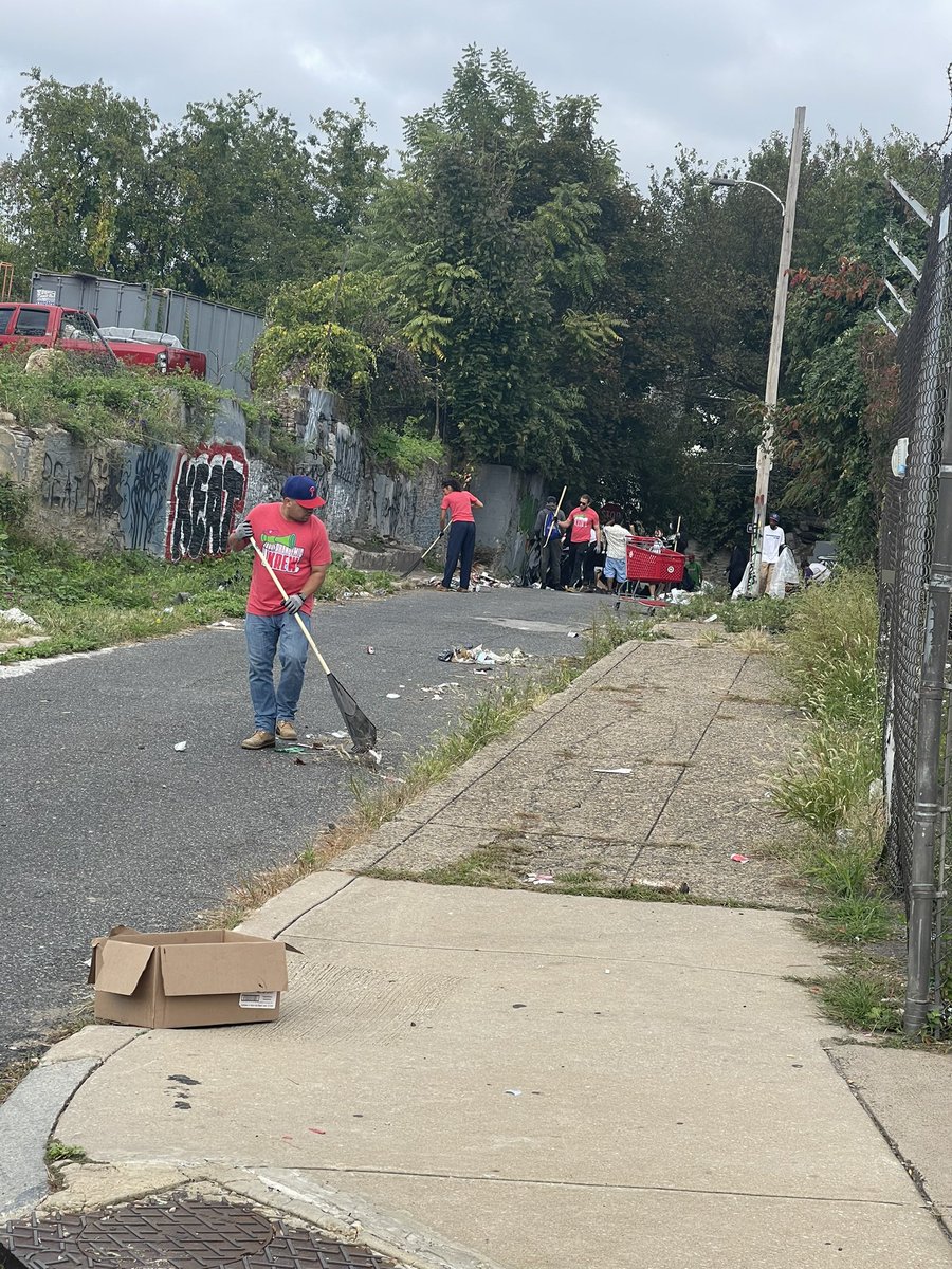 YaFavTrashman's tweet photo. Team work at yesterday’s neighborhood clean up‼️ @acojessnfriends @PhandemicKrew https://t.co/hx6f65cn9B