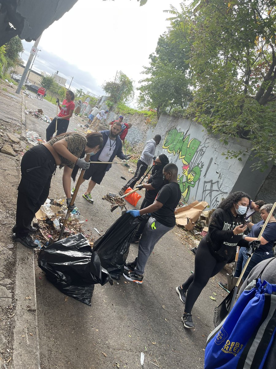 YaFavTrashman's tweet photo. Team work at yesterday’s neighborhood clean up‼️ @acojessnfriends @PhandemicKrew https://t.co/hx6f65cn9B