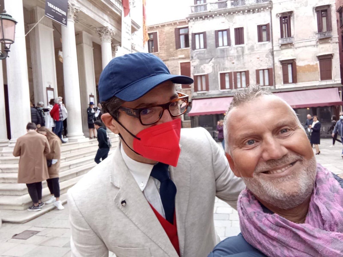“Un selfie con Borsa”(?) Prima di cantare l’ultima recita di #rigoletto <a href="/teatrolafenice/">Teatro La Fenice</a>