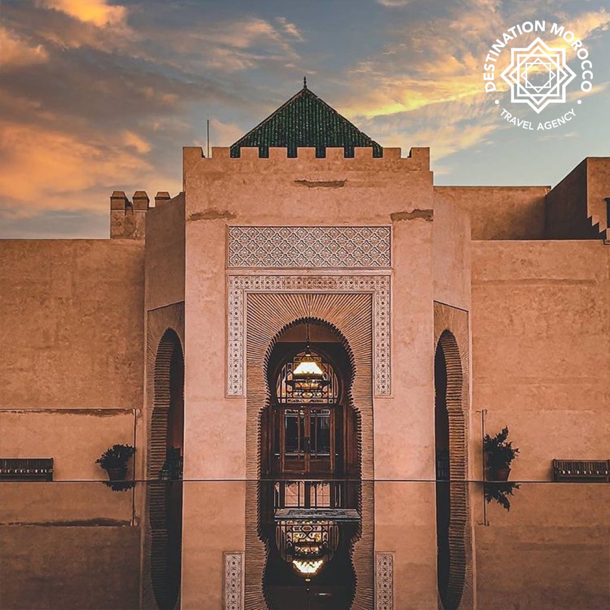 destinationmoro's tweet image. You know what this picture is saying? It is asking us to pay attention to the exquisite details the architects have put into making this so beautiful. It&apos;s like Morocco reflects in them - its history, its culture and its love!
 #morrocanarchitecture #BeautifulBuildings