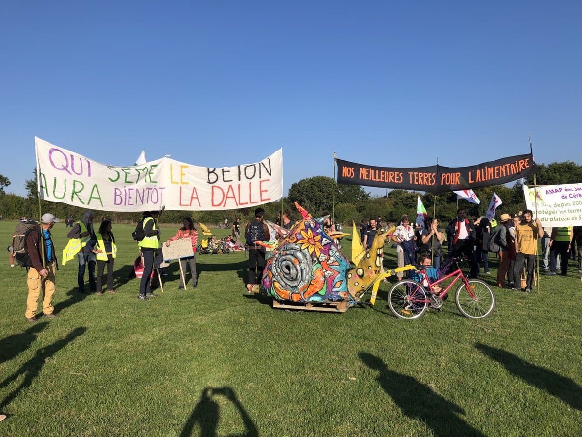 Depuis Saclay, Gonesse, Val Bréon, Thoiry, Aubervilliers, les #MarchesdesTerres arrivent dans Paris 🚶‍♀️🚶

📍 Rdv à 12h30 devant l’hôtel de ville. Soyons nombreux pour montrer notre colère face à la bétonisation des terres fertiles d’IDF !