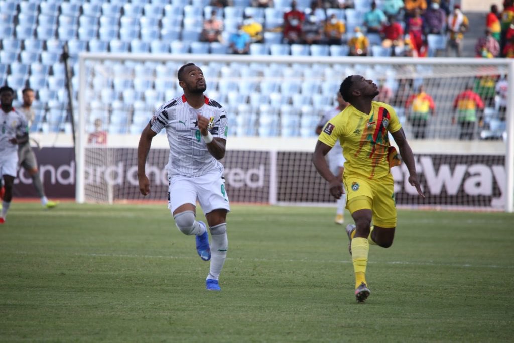 Zimbabwe National soccer team is slowly becoming just like Manchester United…
… aging players who are only good on paper.. Arubi 36 years, Kangwa 33yrs, Kutsanzira 31 yrs, Kamusoko 33 yrs, Musona 31, Billiat 31 kana ndimiwo 
… extremely loud fans!!!
Marwadzo ega ega… YNWA!!!