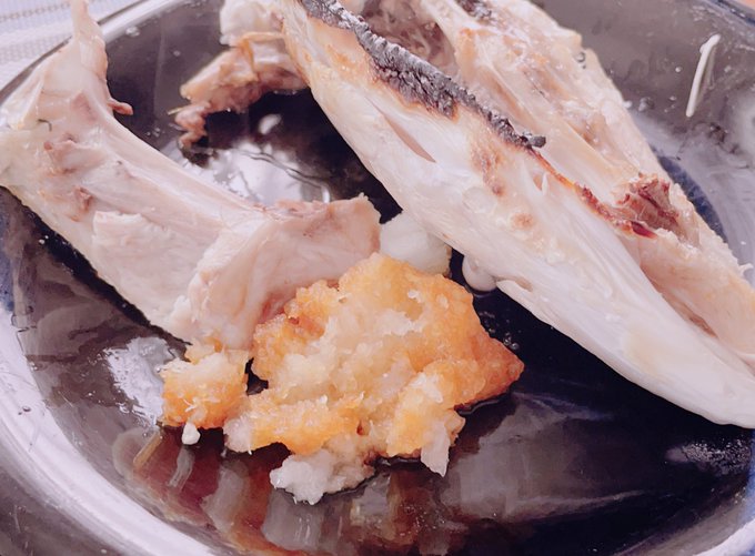 弟が釣った鰤のカマを焼いてくれて実家で食べてたら寄生虫出てきて
「いつもそういうの食べてるじゃん、食べてみれば?」って言われたけどなんかキモくて食べなかった。
虫は普通に食べれるけど寄生虫は食べれないの、我ながら謎。 