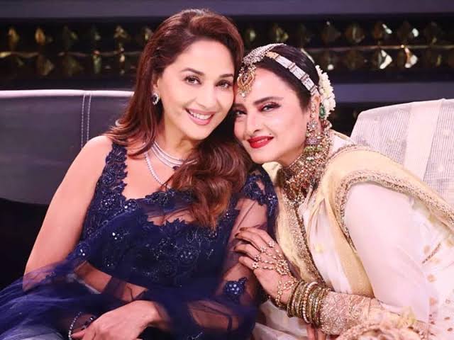MadhuriDixit's tweet photo. इन आँखों की मस्ती के मस्ताने हज़ारों हैं |
Ajj bhi har koi apka deewana hai Rekha Ji. App sada yu muskurati rahe. I wish you a very happy birthday. Stay safe and healthy! 🥳 https://t.co/KfEp19c4sW
