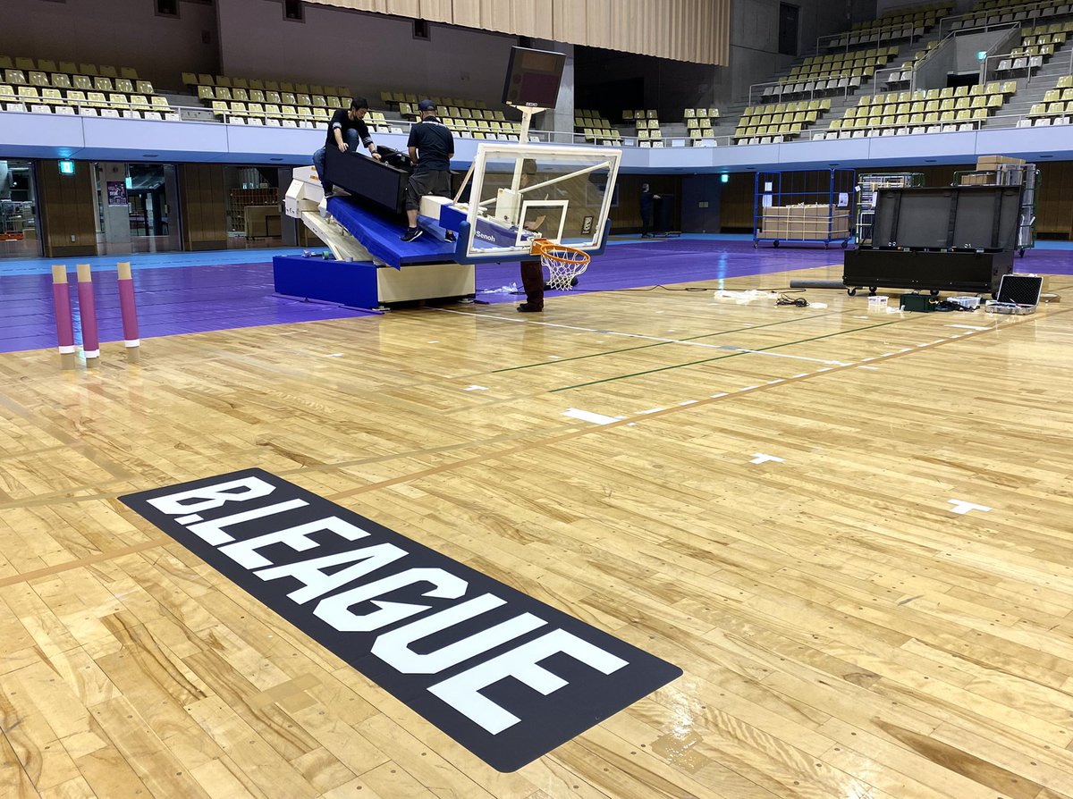 firebonds's tweet photo. 🔥現在絶賛設営中 Part2🔥

たくさんの方の力をお借りして、明日・明後日のホーム開幕戦の会場を設営しております！

#Bリーグ 2021-22シーズン 第2節
vs #FE名古屋
10/11(月) 19:00 Tipoff
10/12(火) 19:00 Tipoff
📍宝来屋郡山総合体育館

🔗 https://t.co/XAxPvyVWPB

#firebonds 
#Bリーグ https://t.co/07JASMvKr9