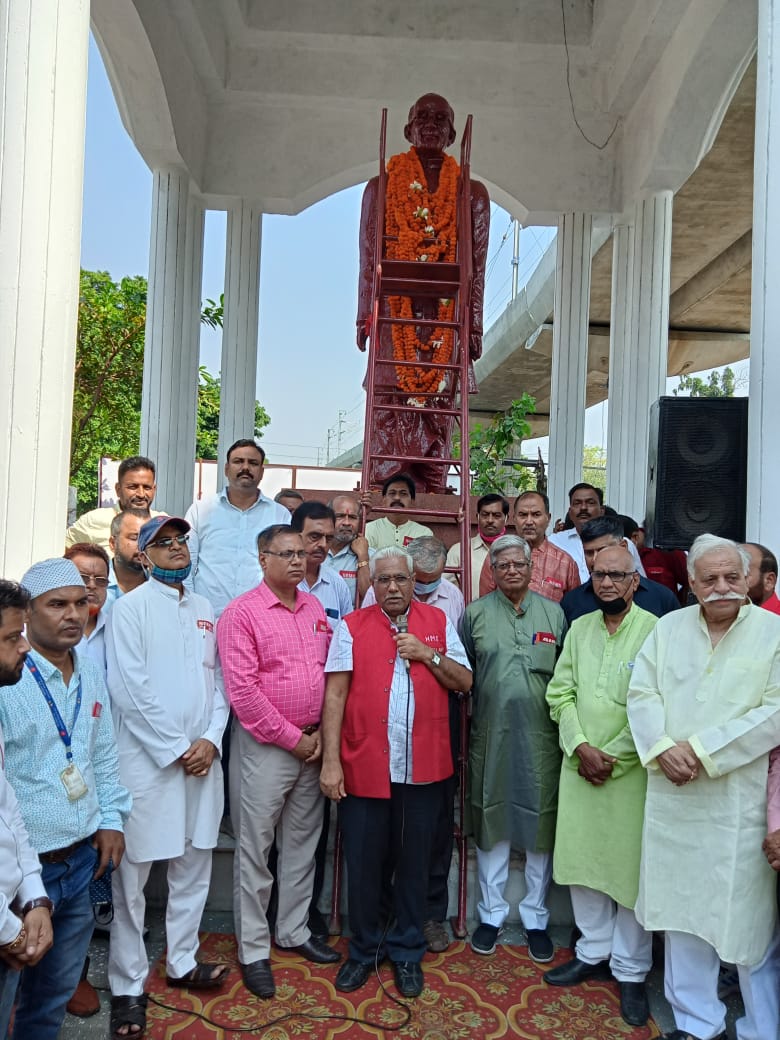 ShivaGopalMish1's tweet photo. कॉमरेड स्व टी एन वाजपेयी का जन्मशती समारोह ! स्व वाजपेयी के आदर्शों पर चलने का संकल्प दोहराया गया ! इस मौके पर AIRF महामंत्री शिवगोपाल मिश्रा, कार्यकारी अध्यक्ष जे आर भोसले, NRMU अध्यक्ष एस के त्यागी, मंडल मंत्री आर के पांडेय, विधायक सुरेश तिवारी समेत तमाम बड़े नेता मौजूद रहे ! https://t.co/fZ5d9mkuFD