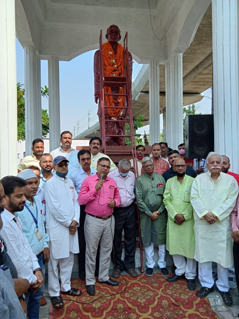 ShivaGopalMish1's tweet photo. कॉमरेड स्व टी एन वाजपेयी का जन्मशती समारोह ! स्व वाजपेयी के आदर्शों पर चलने का संकल्प दोहराया गया ! इस मौके पर AIRF महामंत्री शिवगोपाल मिश्रा, कार्यकारी अध्यक्ष जे आर भोसले, NRMU अध्यक्ष एस के त्यागी, मंडल मंत्री आर के पांडेय, विधायक सुरेश तिवारी समेत तमाम बड़े नेता मौजूद रहे ! https://t.co/fZ5d9mkuFD