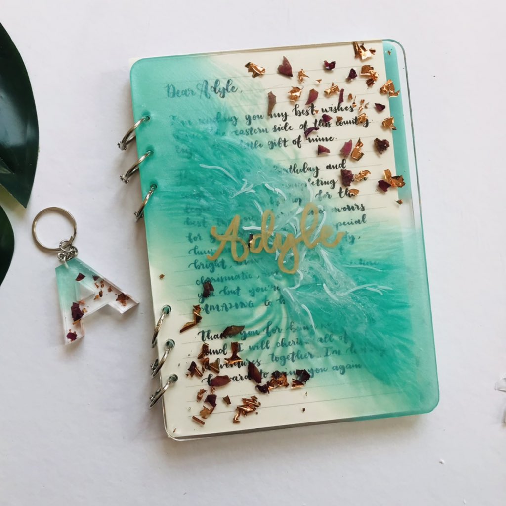 10.10 SALE 🥳

Nak beli Keychain tapi nak Jimat Postage? 🤩
Time ni lah kena beli, claim fs voucher 12-2 pm dan redeem. 

Hadiah untuk birthday kawan settle ✅

Free pos min. spend RM10.😍
shopee.com.my/yonarte?smtt=0…