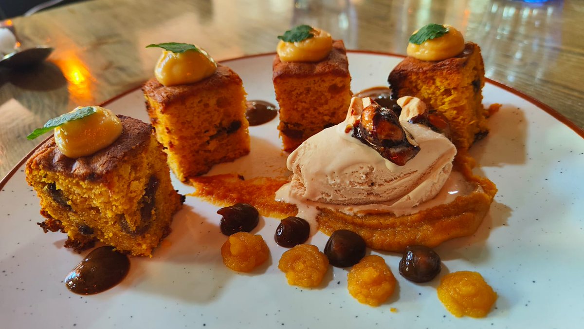 Bizcocho de calabaza con frutos secos de otoño, helado de avellana, crema pastelera de calabza y puré de calabaza dulce