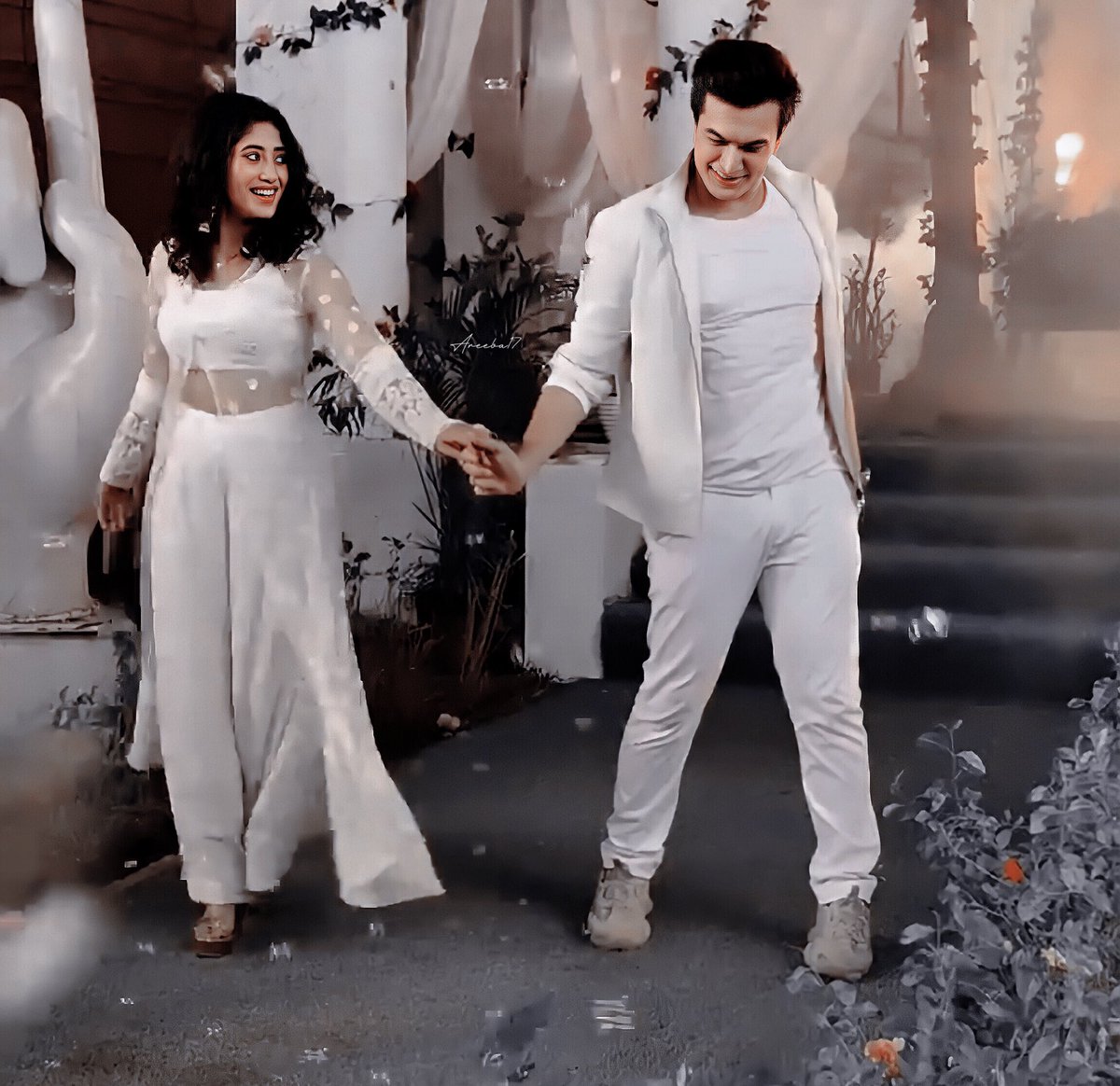 SimranS51082908's tweet photo. When you smile at me, my heart skips a beat and urges me to shower my affection on you ♥️😍
#shivin #shivinforever #MrsSMK #MrandMrsKhan ♥️🧿 https://t.co/xgwzLjE0P0