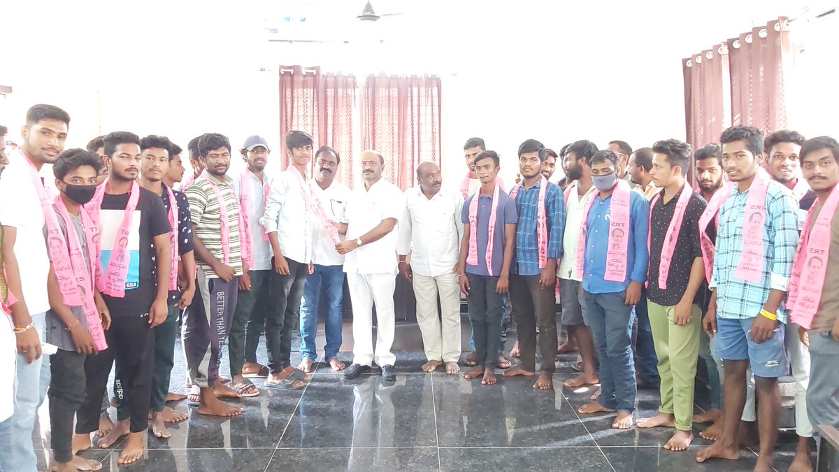 DharmareddyTRS's tweet photo. హుజురాబాద్ నియోజకవర్గం కమలాపూర్ మండలం గూడూరు గ్రామంలో తెరాసకు మద్దతు తెలుపుతూ యువత పార్టీలో చేరడం జరిగింది. https://t.co/QzDf34N0c1